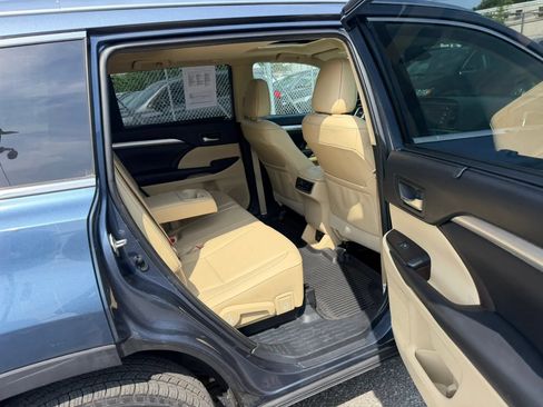 Used 2019 Toyota Highlander XLE AWD/4WD image 29