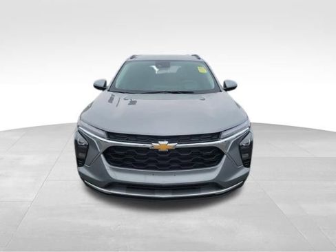 Used 2025 Chevrolet Trax LT image 8