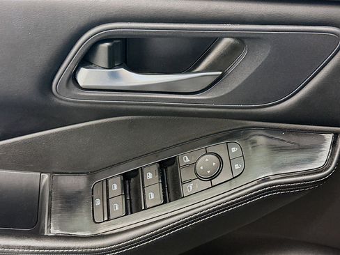 Used 2025 Nissan Rogue SV image 15