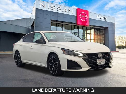 Used 2023 Nissan Altima 2.5 SR w/ SR Premium Package image 2