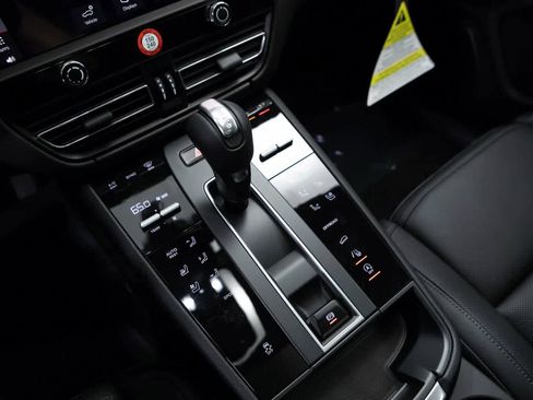 Certified 2025 Porsche Macan image 16