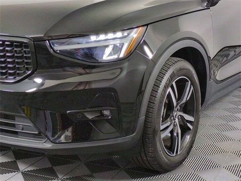 Used 2023 Volvo XC40 B5 Plus image 31