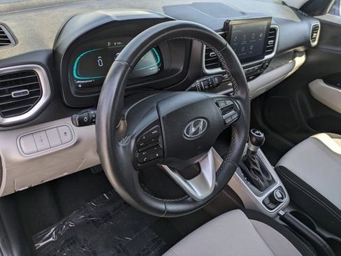 Used 2025 Hyundai Venue SEL FWD image 18