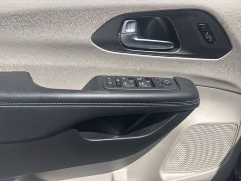 Used 2023 Chrysler Pacifica Touring-L FWD image 13