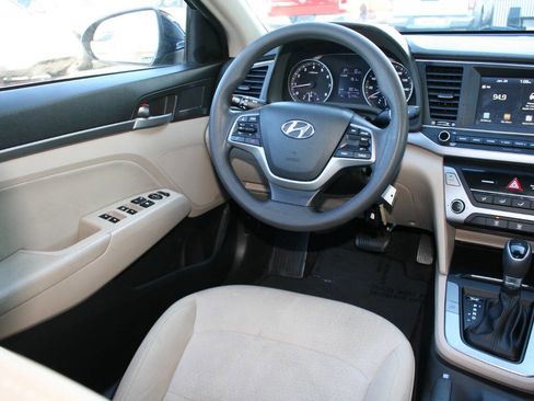 Used 2017 Hyundai Elantra SE image 17