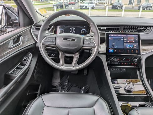 Used 2023 Jeep Grand Cherokee L Limited AWD/4WD image 27