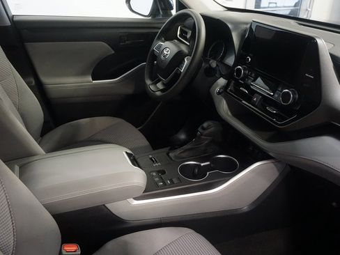 Used 2023 Toyota Highlander L image 25