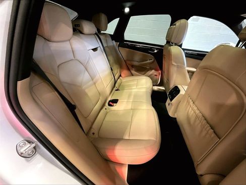 Used 2025 Porsche Macan image 21