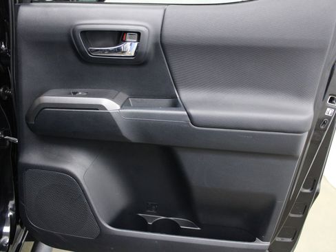 Used 2016 Toyota Tacoma TRD Sport w/ Premium & Technology Package image 23