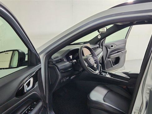 Used 2025 Jeep Compass Latitude w/ Convenience Group image 15
