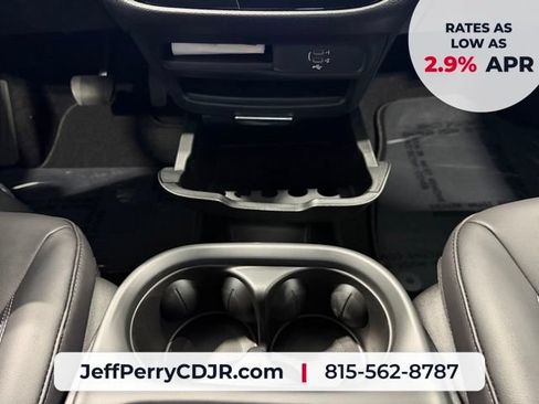 New 2027 Chrysler Pacifica Select AWD/4WD image 19