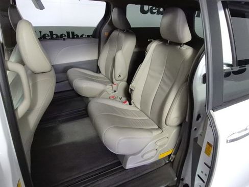 Used 2013 Toyota Sienna XLE image 23