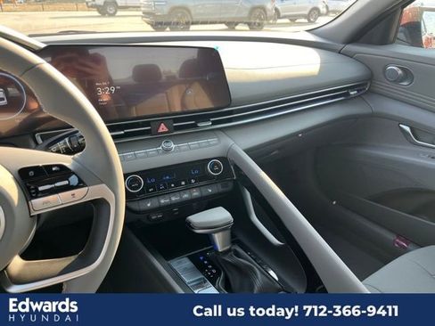 New 2025 Hyundai Elantra SEL image 21