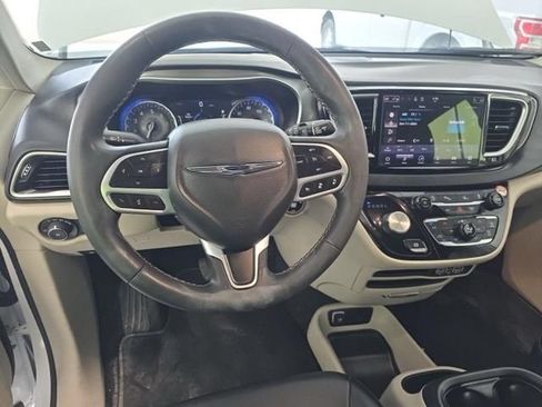 Used 2023 Chrysler Pacifica Touring-L FWD image 6