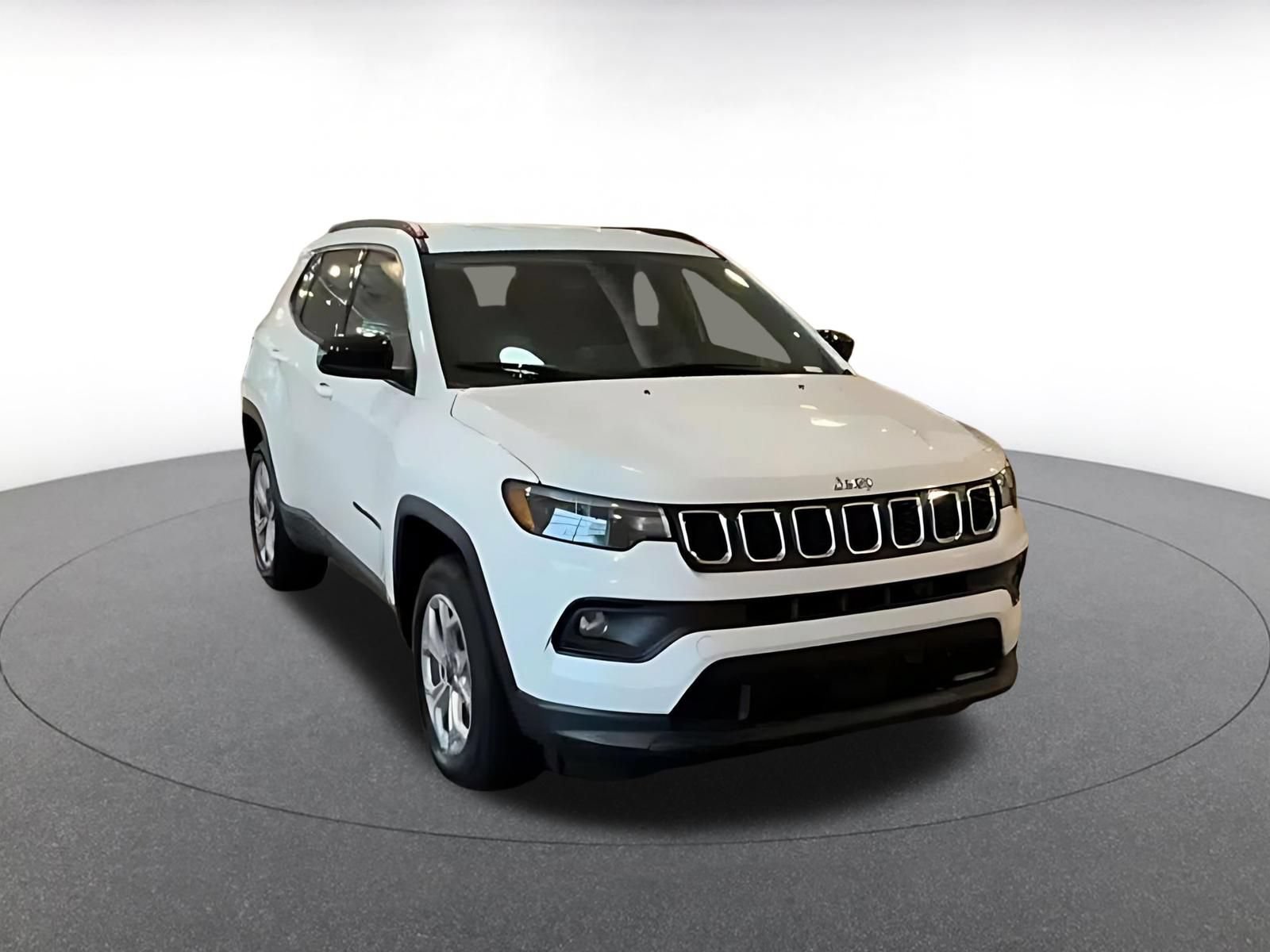 Used 2025 Jeep Compass Latitude AWD/4WD image 3