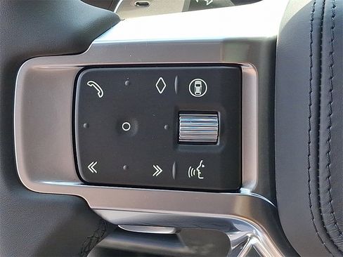 New 2025 Land Rover Discovery Dynamic SE image 18