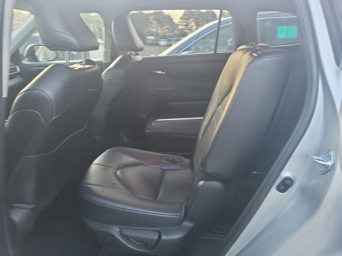 Used 2021 Toyota Highlander XLE AWD/4WD image 10