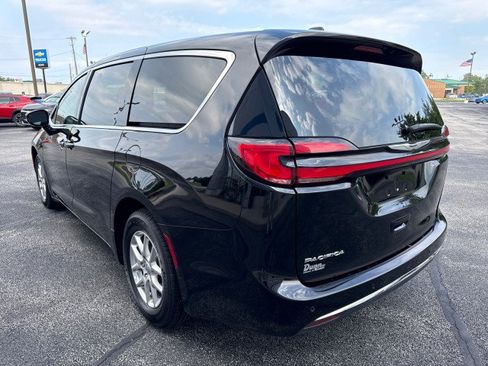 Used 2025 Chrysler Pacifica Select FWD image 5