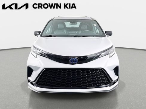 Used 2025 Toyota Sienna XSE w/ XSE Plus Package image 2