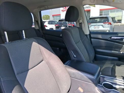 Used 2020 Nissan Pathfinder SV image 14