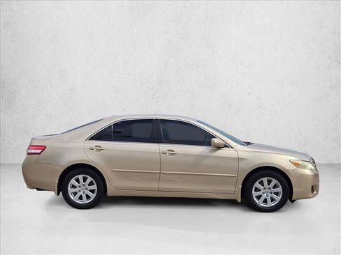 Used 2010 Toyota Camry LE FWD image 4