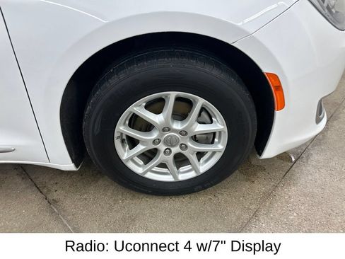 Used 2020 Chrysler Pacifica Touring-L FWD image 16