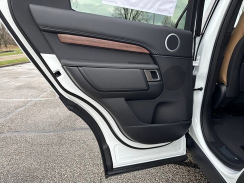 New 2025 Land Rover Discovery Dynamic SE image 13