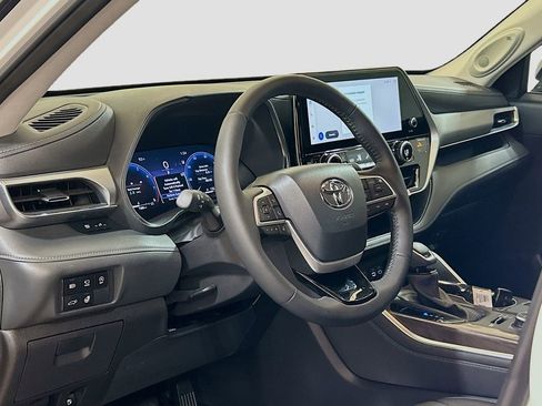 Used 2025 Toyota Highlander Platinum AWD/4WD image 7