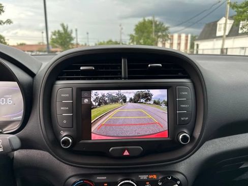 Certified 2025 Kia Soul LX w/ LX Technology Package FWD image 35