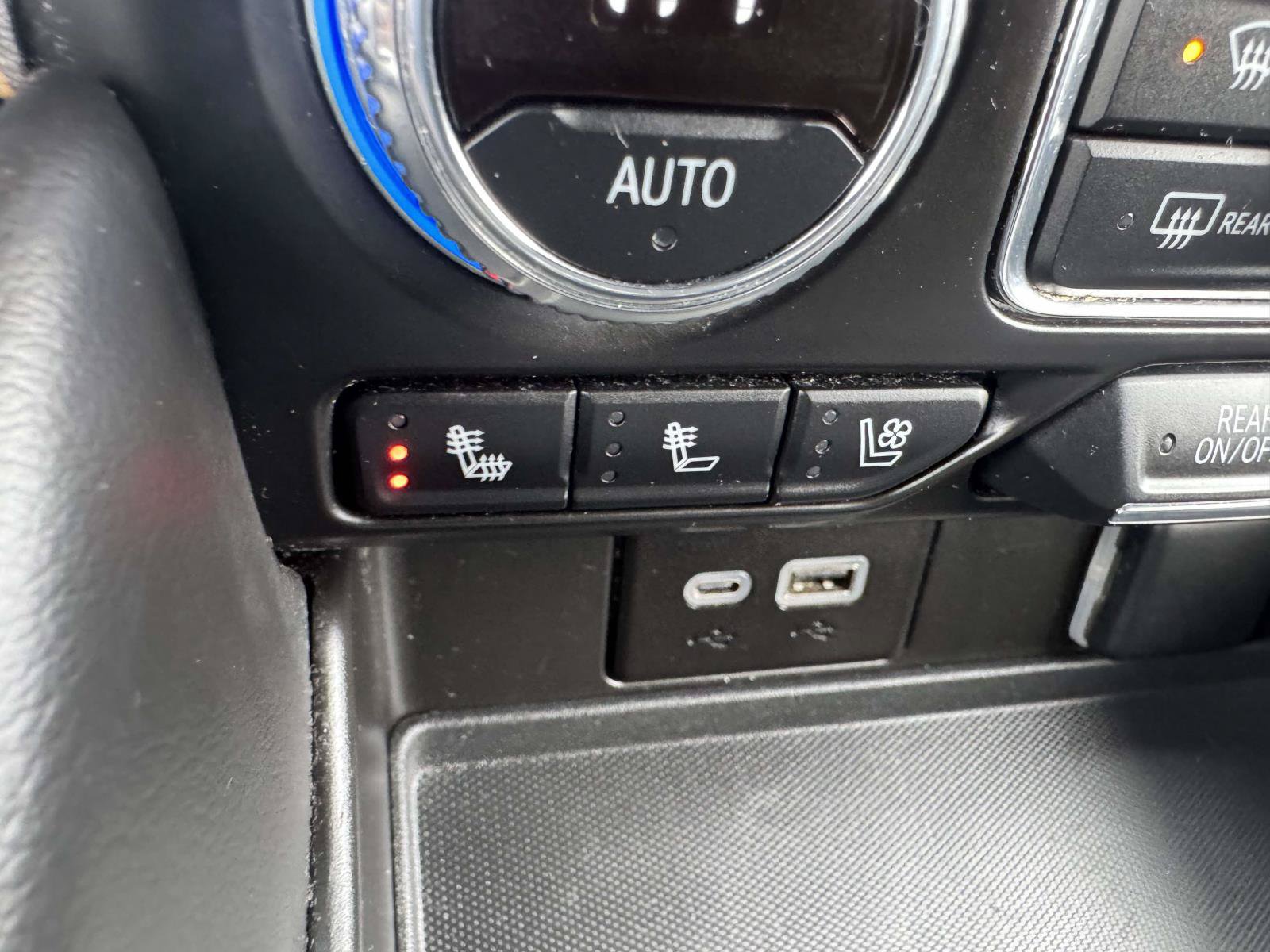 Used 2024 GMC Yukon SLT AWD/4WD image 35