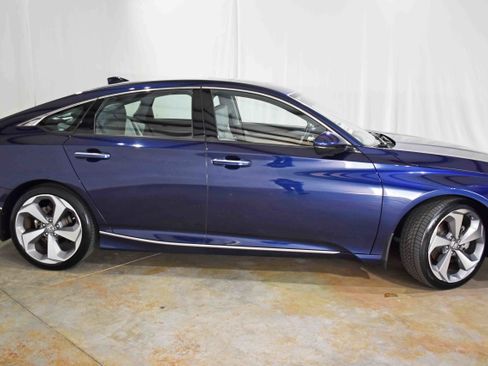 Used 2018 Honda Accord Touring image 10