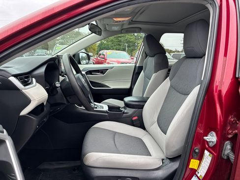 Used 2021 Toyota RAV4 XLE image 9