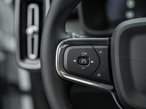 Certified 2025 Volvo XC40 B5 Ultra w/ Climate Package image 29