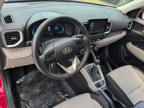 Used 2025 Hyundai Venue SEL FWD image 15