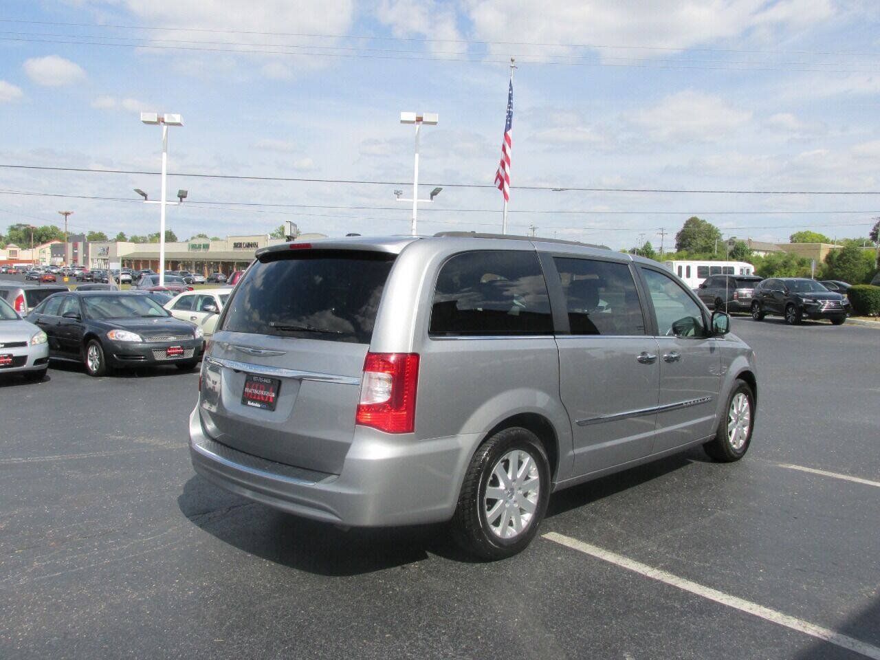 Used 2015 Chrysler Town & Country Touring w/ Driver Convenience Group FWD image 8