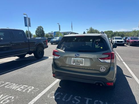 Used 2019 Subaru Forester Premium AWD/4WD image 8