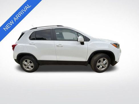 Used 2022 Chevrolet Trax LT w/ Driver Confidence Package AWD/4WD image 2