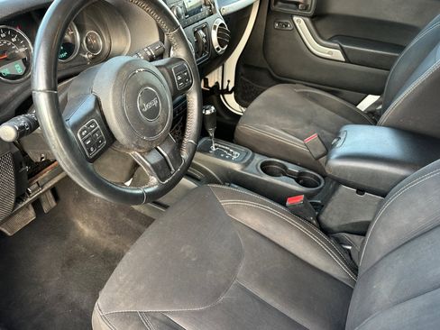 Used 2018 Jeep Wrangler Unlimited Sahara w/ Connectivity Group image 9