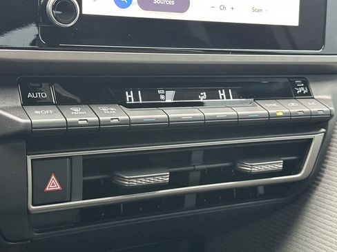 Used 2025 Toyota Camry SE image 19