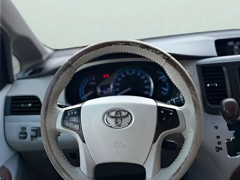 Used 2014 Toyota Sienna XLE image 31