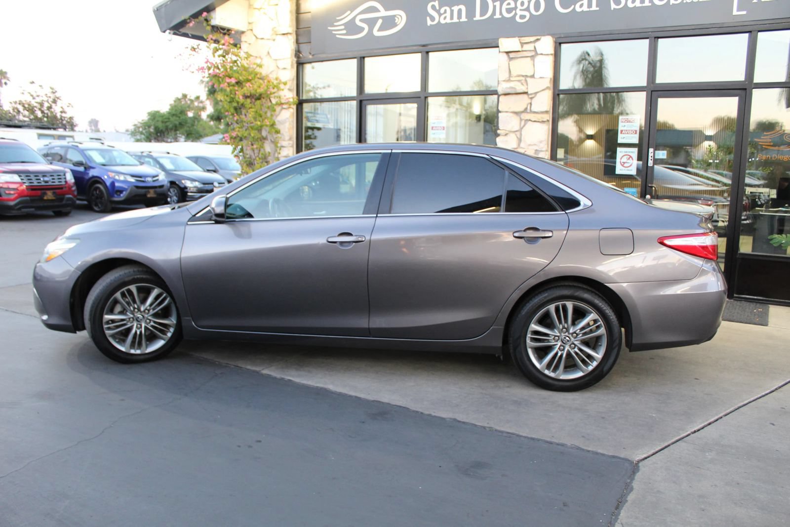 Used 2016 Toyota Camry SE FWD image 2