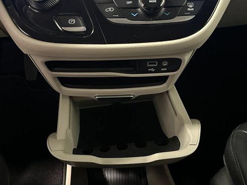 Used 2020 Chrysler Voyager Lxi FWD image 42