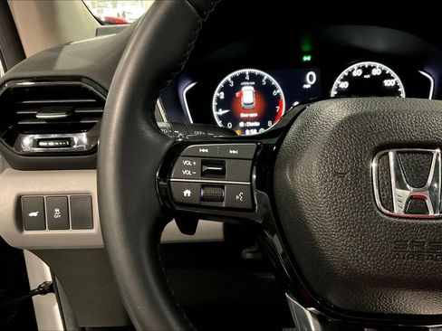 Used 2025 Honda Pilot EX-L image 11
