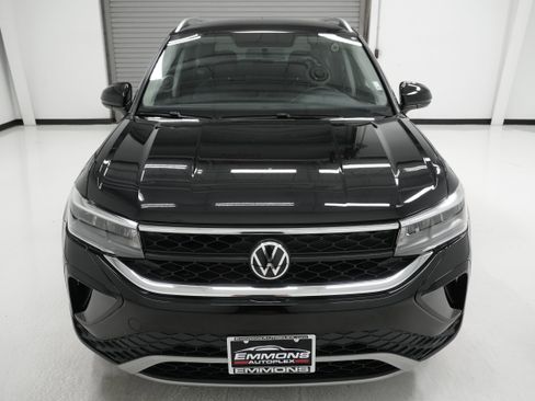 Used 2022 Volkswagen Taos SE image 2