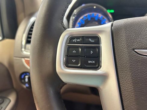 Used 2016 Chrysler Town & Country Touring FWD image 11