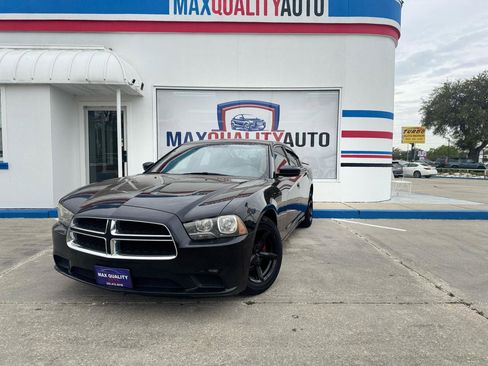 Used 2013 Dodge Charger SE image 2