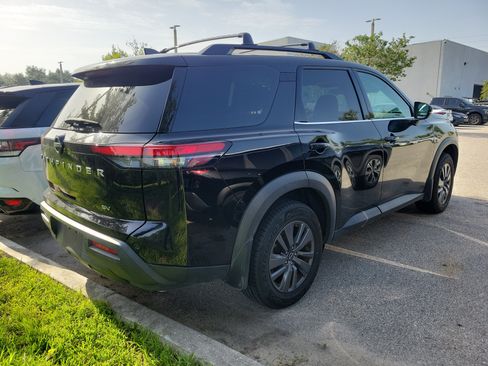 Certified 2024 Nissan Pathfinder SV FWD image 3