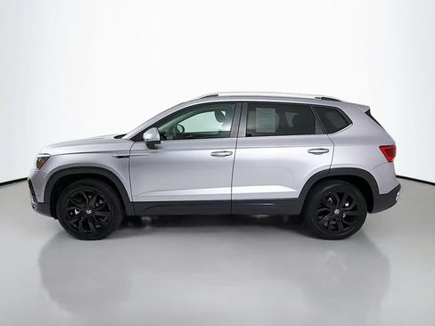 Used 2023 Volkswagen Taos SE w/ Panoramic Sunroof Package FWD image 4