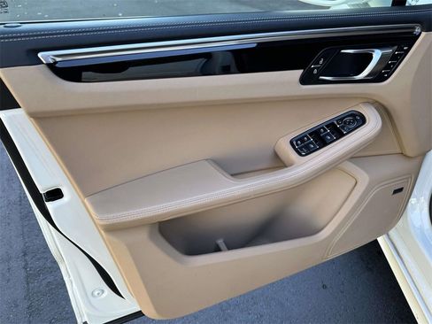 Used 2025 Porsche Macan image 18