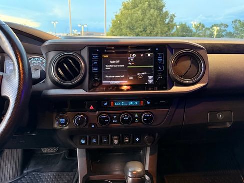 Used 2018 Toyota Tacoma TRD Off-Road AWD/4WD image 17